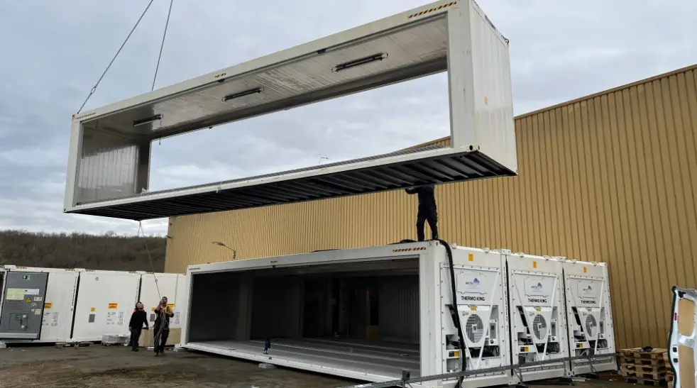 Instalace modulárního chladírenského kontejneru tvořícího jednotku SuperStore